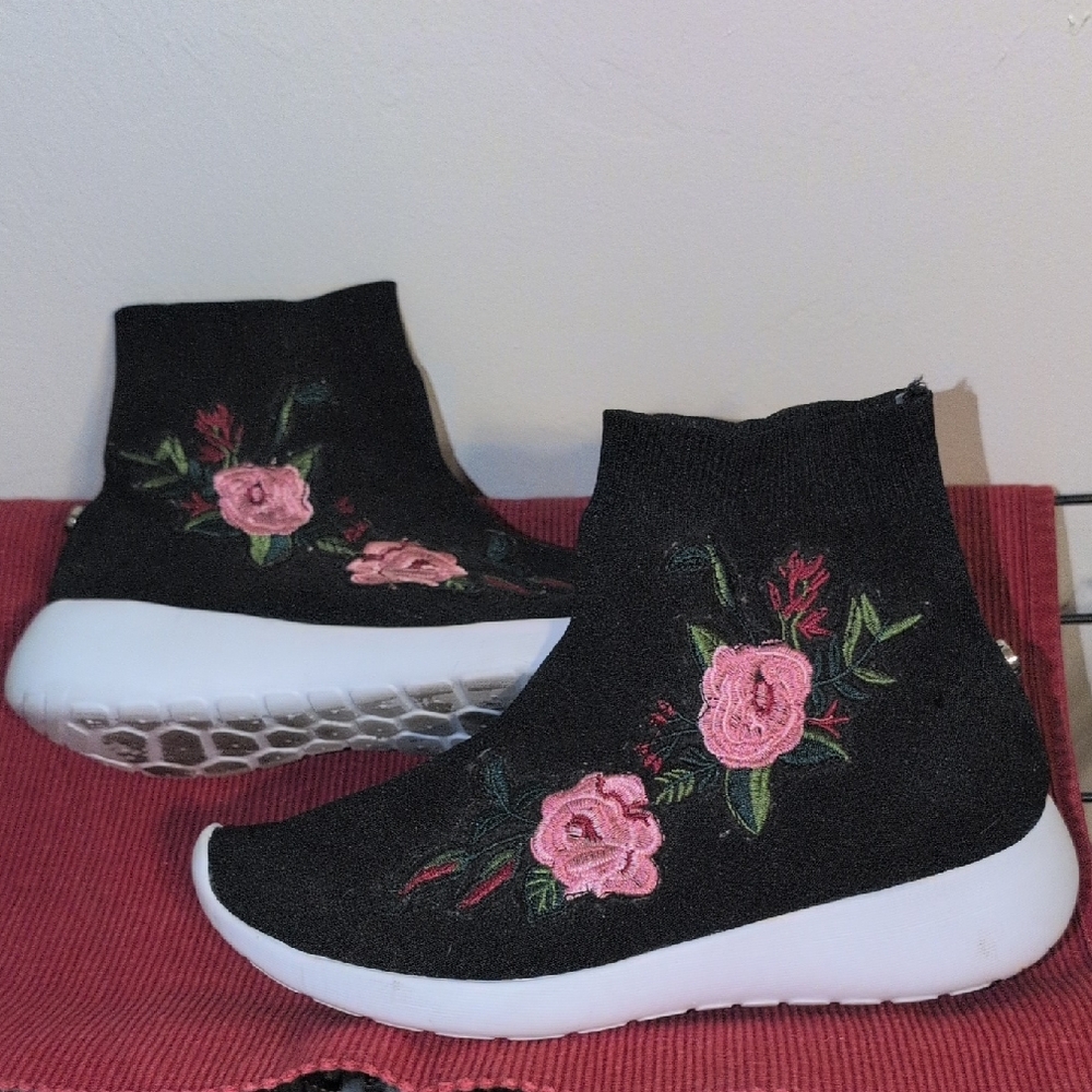 Steve Madden "Raya" Floral Embroidered Booties